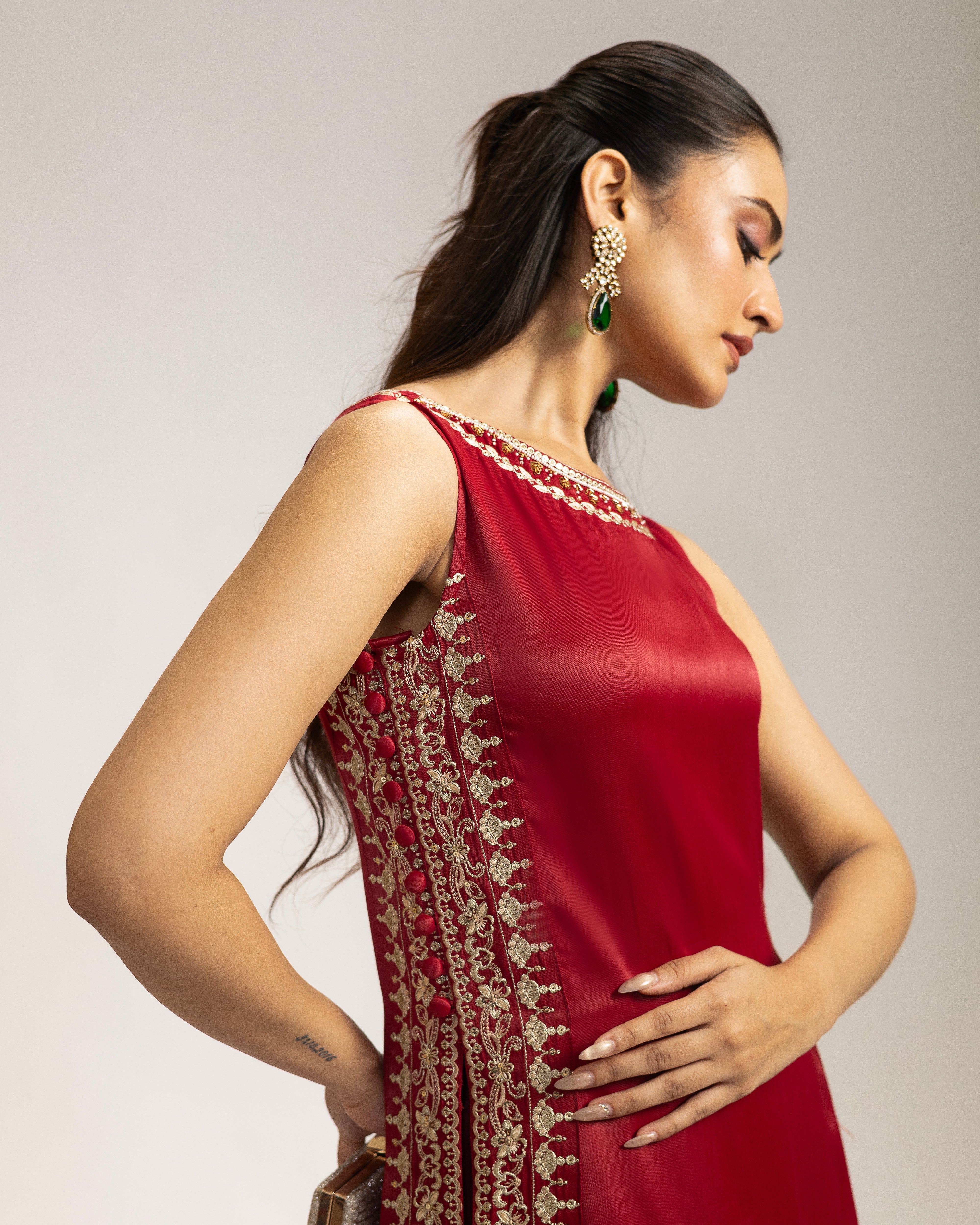 Tiyah – Empress Red (Sleeveless)