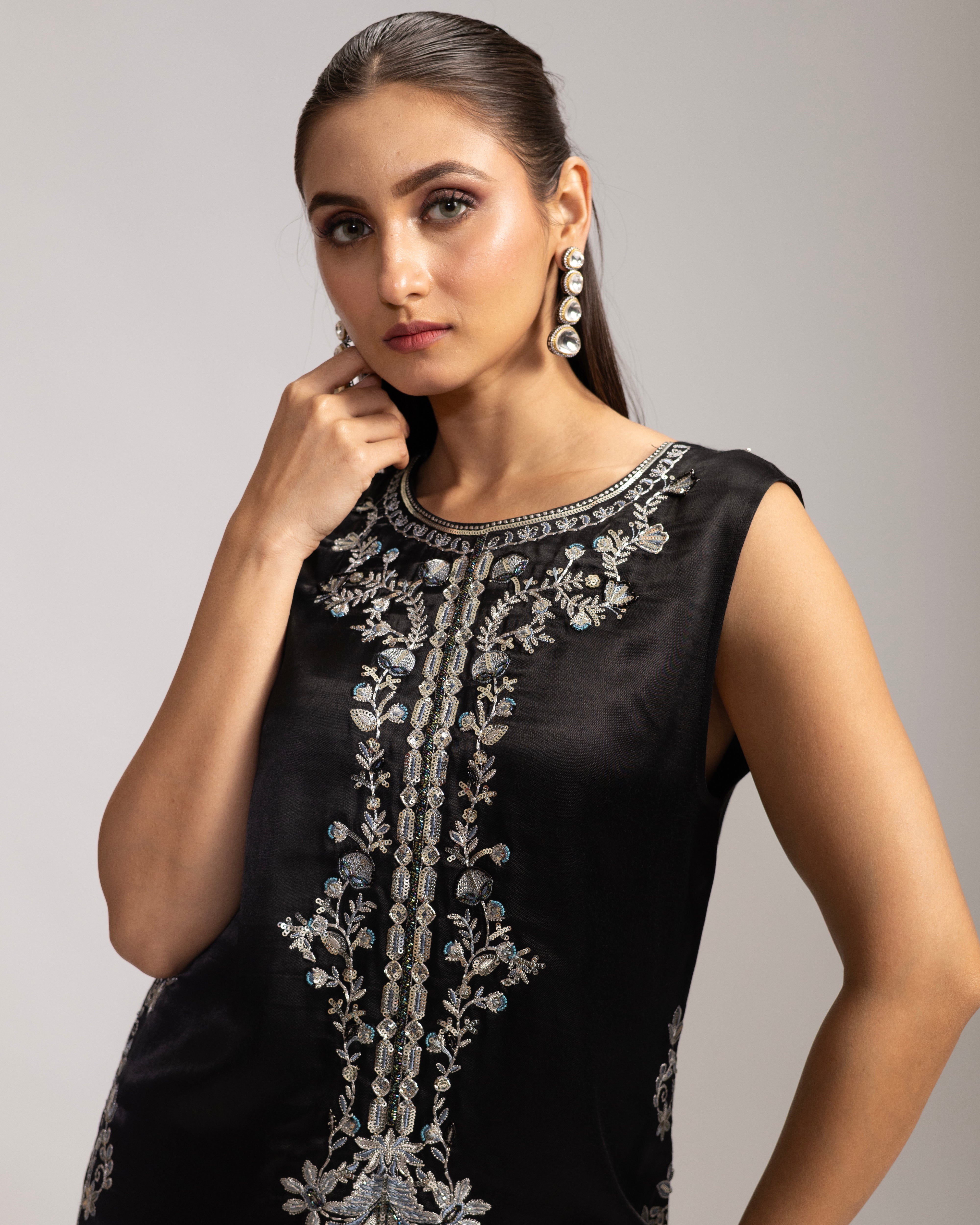 Riviera – Black (Sleeveless)